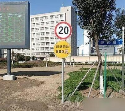 在工厂内部,机动车行驶需严格遵守《工业企业厂内铁路,道路运输安全